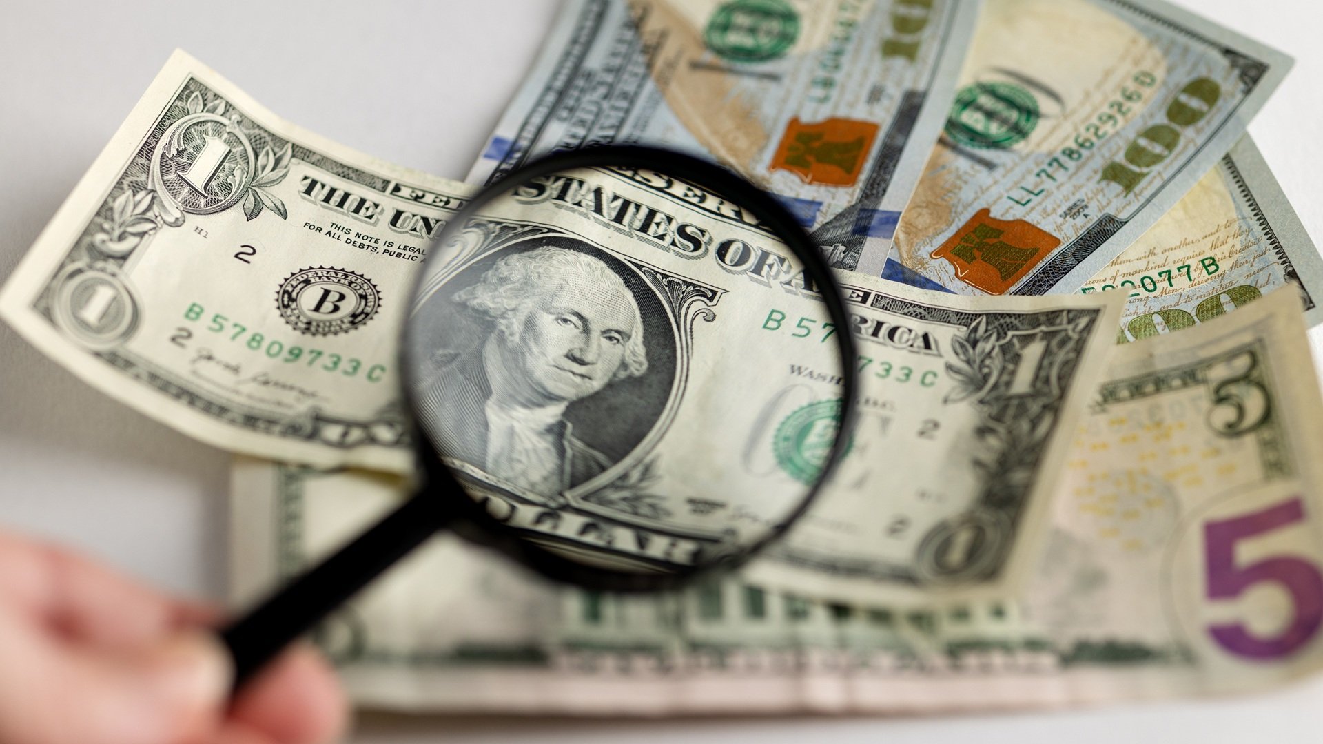 Here’s What ChatGPT Thinks About the Future of the US Dollar — Do Experts Agree?