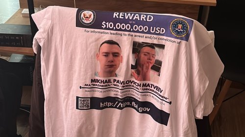 Einer der meistgesuchten Hacker trollt das FBI
