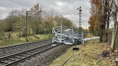 Neuer Mobilfunk-Sendemast stürzt auf befahrene ICE-Strecke