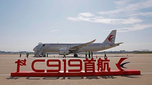 Erstes chinesisches Verkehrsflugzeug fliegt mit Passagieren