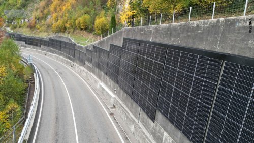 Vertikale Solaranlage an Umgehungsstraße installiert