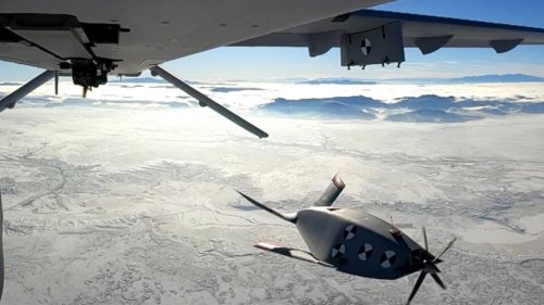 Drohne fliegt als Träger Drohnenschwärme zum Ziel