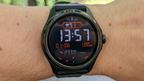 Smartwatch mit zwei Displays hält lange durch
