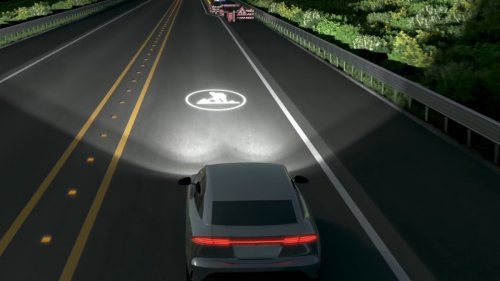 Autoscheinwerfer projizieren Verkehrsschilder auf die Straße