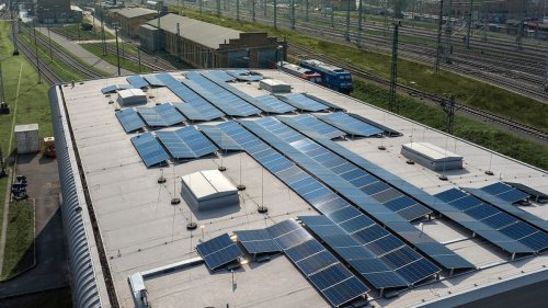 Speicher aus alten E-Auto-Akkus versorgen ICE-Werk mit Strom