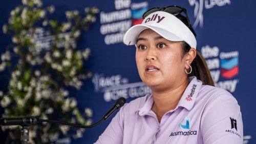 World No. 2 withdraws before tee time in major-title defense