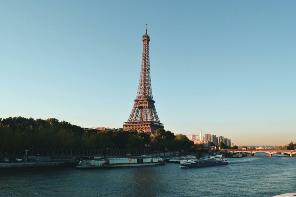 Paris entsiegelt den Rathausvorplatz und pflanzt einen Stadtwald