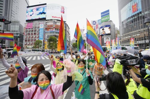 Tokio erkennt gleichgeschlechtliche Partnerschaften an, höhere Löhne für Leiharbeiter*innen, UV-Warn-App gegen Hautkrebs