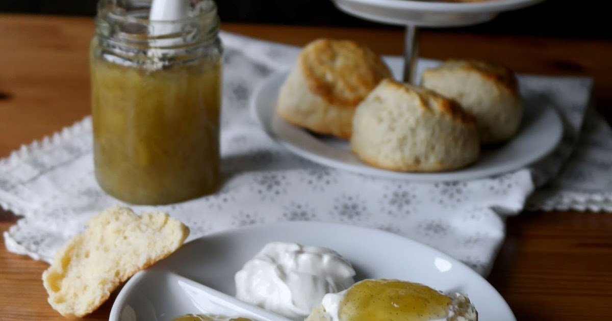 Scones mit Rhabarber-Vanille-Marmelade