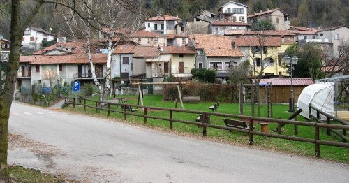 Alla scoperta di Arcumeggia, borgo dipinto della Valcuvia, in provincia di Varese.