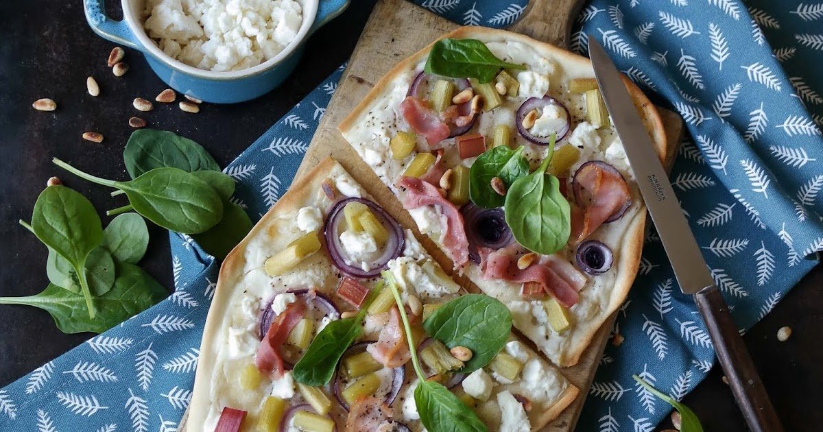 Herzhafter Rhabarber-Flammkuchen