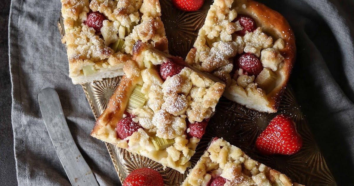 Erdbeer-Rhabarber-Streuselkuchen