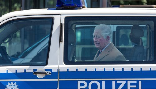 Verwirrter alter Mann, der sich für König von England hält, in Berlin festgenommen