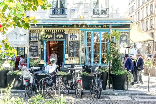 Paris : Restaurant Chez Julien, charmante double façade classée, réunion d'une ancienne auberge "Au pigeon blanc" et d'une boulangerie disparue - IVème