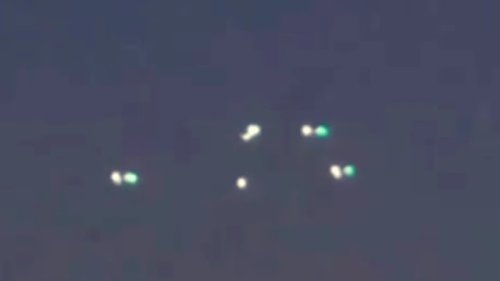 9 UFOs Hovering Over City In The US Changing Shape & Colour