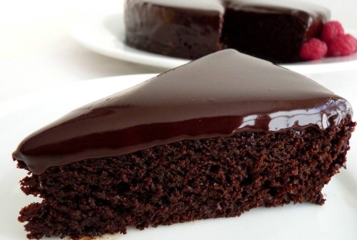 Eggless Chocolate Cake Recipe (with Silky Chocolate Ganache)