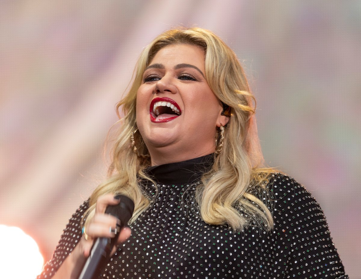 Report: Kelly Clarkson’s Friends Want Her To Go To A ‘Fat Farm’