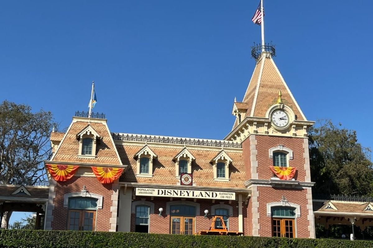 Disneyland Trip Planner (Updated for 2024)