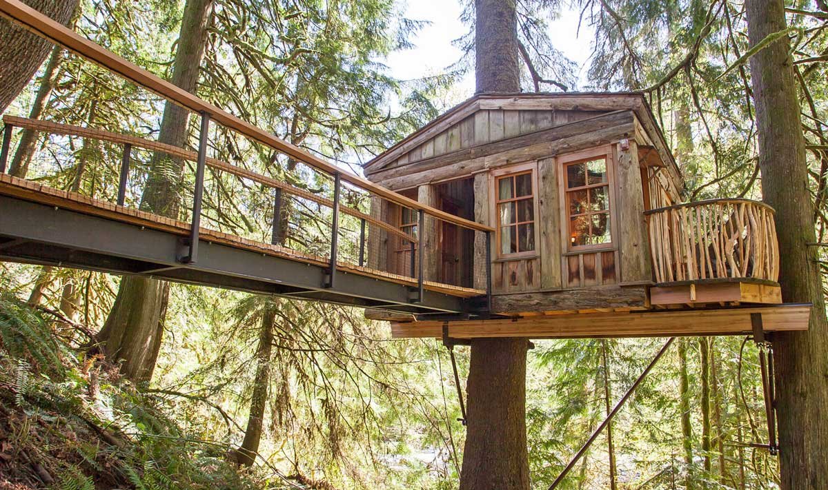 10 Unusual Hotels in the USA: From Submarines to Treehouses