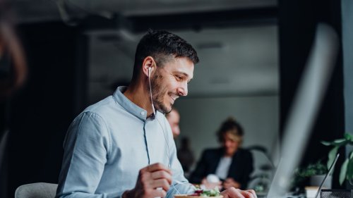 Nach dem Essen müde? Diese 5 Lebensmittel sollten Sie auf der Arbeit essen, um fit zu bleiben