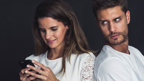 Handy durchsuchen: Wann sollten Sie Ihrem Partner nachspionieren?