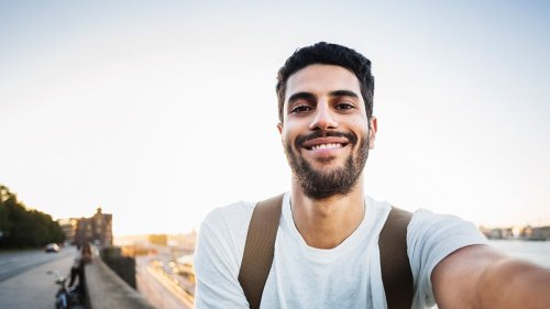 Fotos: Darum finden wir die linke Seite des Gesichts attraktiver – und 5 Tipps für das perfekte Selfie