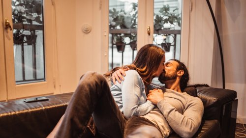 Die besten Sexstellungen auf dem Sofa: Diese Positionen bringen Abwechslung in Ihr Liebesleben