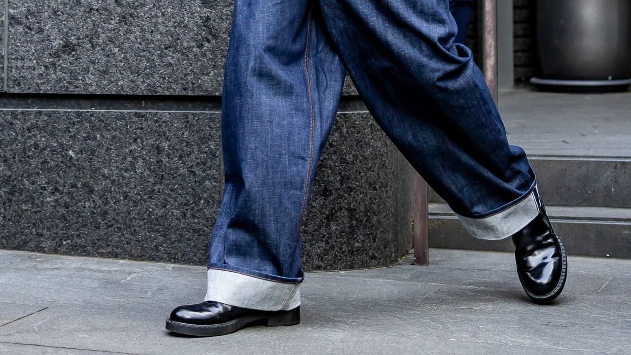 Hochgekrempelte Jeans: So tragen wir unsere Hosen in diesem Frühling
