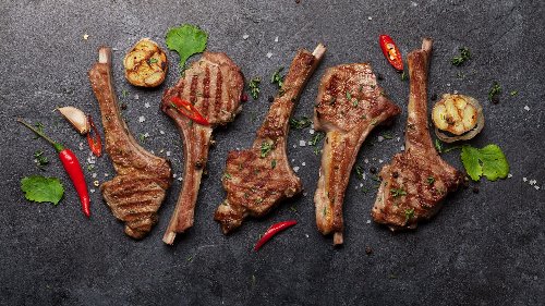 Gegrilltes Lamm: Mit diesem Rezept von einem italienischen Star-Koch gelingt Ihnen zartes Lammfleisch