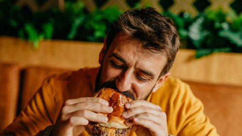 Burger essen leicht gemacht: So gibt es keine Sauerei mehr – dank dieser japanischen Methode