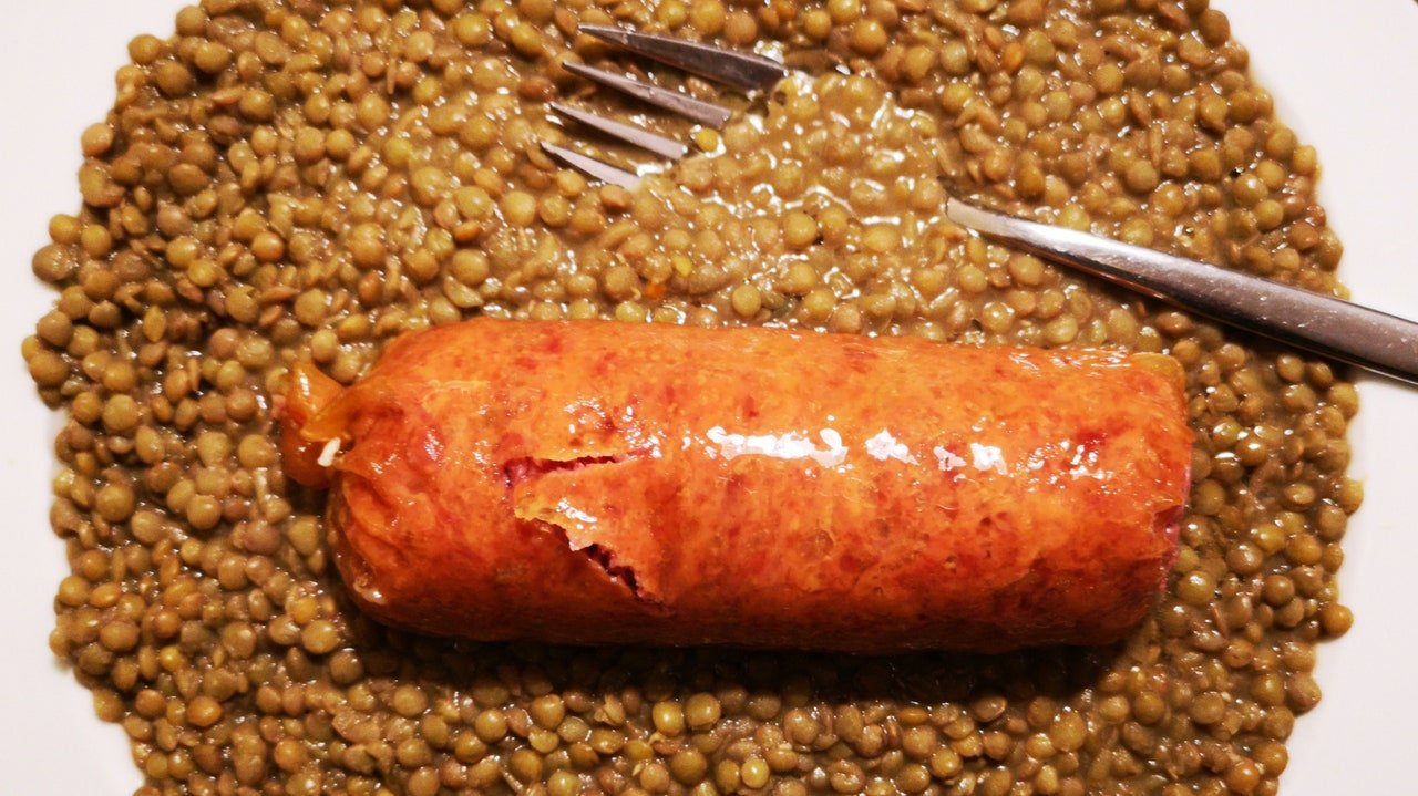 Cotechino, la ricetta per prepararlo da professionisti (con lenticchie, purè o mostarda)