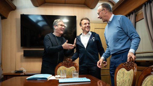 D'où vient le gilet à capuche porté par Emmanuel Macron lors de sa visite à Kiev ?