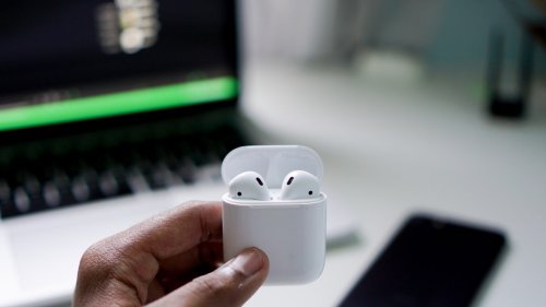On a enfin trouvé comment nettoyer efficacement nos AirPods et autres écouteurs sans fil