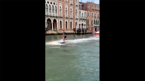 Le maire de Venise demande à ses habitants de l'aider à les retrouver 2 “idiots arrogants” qui font tranquillement du ski nautique sur le Grand Canal