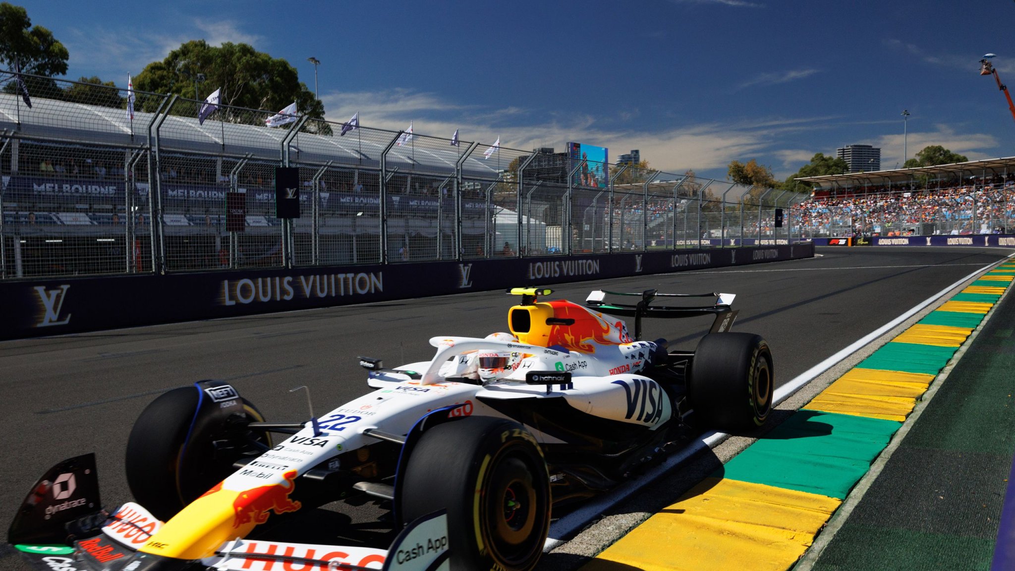 Formule 1 : luxe chic, business, religion sportive… pourquoi Louis Vuitton se met au sport le plus cool du monde
