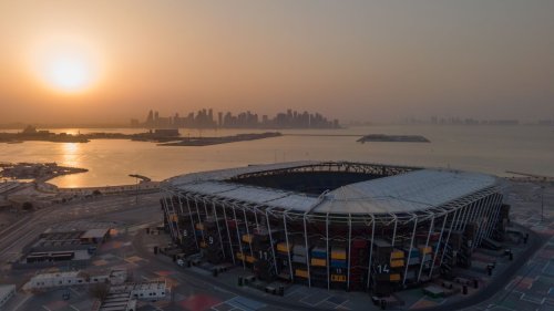 Coupe du monde : nouvelle polémique pour le Qatar qui va mettre en place un avion-navette toutes les 10 minutes à 260 euros par personne pour transporter les supporters qui n'ont pas de chambre d'hôtel à Doha
