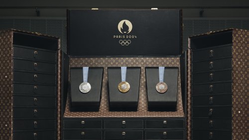 Jeux Olympiques Paris 2024 : Louis Vuitton présente 2 malles pour les médailles et la torche olympique