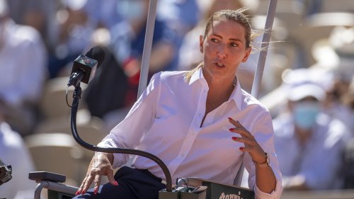 “Bon, je pense que pour vous il est temps de faire un petit tour dehors” : l'arbitre française Aurélie Tourte se paie un spectateur trop bruyant lors de la finale du Masters 1000 de Paris Djokovic-Medvedev et fait un carton auprès du public