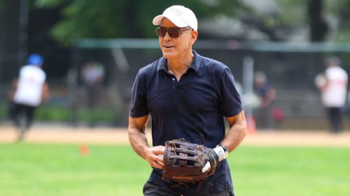 George Clooney remet au goût du jour ces baskets adidas culte à 80 euros