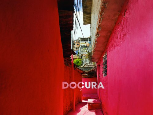 Excelente mix de tipografía y color para dar luz las favelas de Vila Brâsilandia