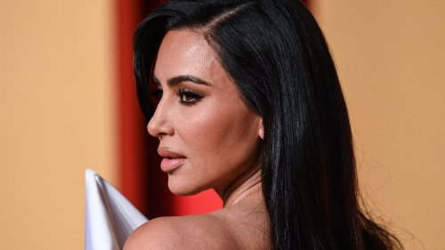 Kim Kardashian, 43 ans et torride : elle affiche son ventre plat et sa poitrine dans un bikini animalier - Grazia