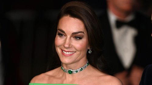 Kate Middleton dans une robe de location ! La princesse se fait remarquer dans une robe aux épaules dénudées empruntée pour la soirée - Grazia