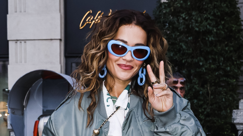 Rita Ora est à tomber par terre, vêtue d’une robe corsetée qui dévoile son fessier bombé sur scène