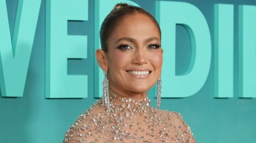 Jennifer Lopez, 53 ans, envoutante dans une robe courte transparente