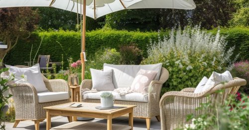 Adieu les transats et les bancs, voici l'assise de jardin la plus recherchée de l'été 2025