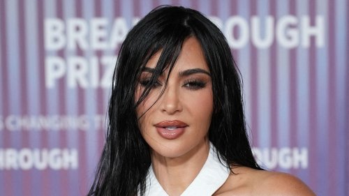 Kim Kardashian, en robe bandage en cuir et décolleté plongeant : elle adopte la robe immaculée - Grazia