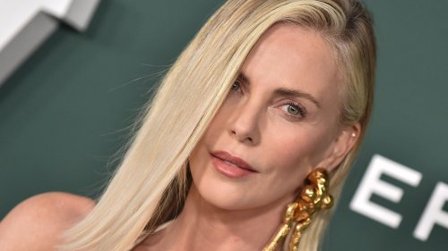 Charlize Theron (49 ans) dévoile ses jambes interminables dans une jupe transparente