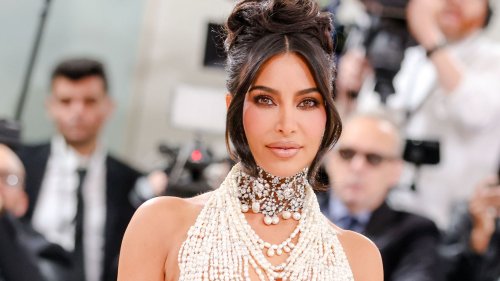 Kim Kardashian fait scandale dans une brassière bijou si riquiqui qu’elle laisse peu de place à l’imagination - Grazia