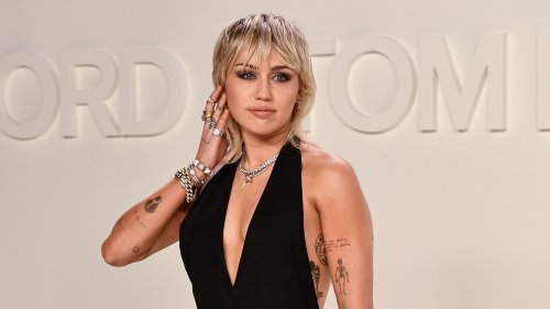 Miley Cyrus : en longue robe fluide, elle fait sensation aux côtés de Donatella Versace