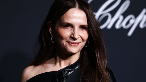 Juliette Binoche ose la robe full cuir ultra moulante, elle porte des cuissardes à tomber